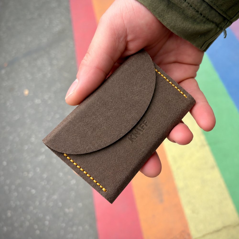 KNIFF Wallet in Walnuss mit Garn Honey